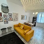 Stylish Boutique Duplex - Orange - 2 Double Bedrooms *
