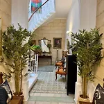 Stylish Boutique Duplex - Orange - 2 Double Bedrooms *