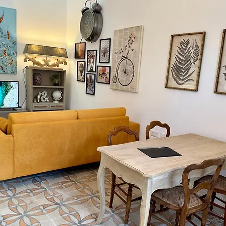 Apartman Stylish Boutique Duplex - Orange - 2 Double Bedrooms