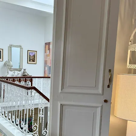 Stylish Boutique Duplex - Orange - 2 Double Bedrooms Hamrun