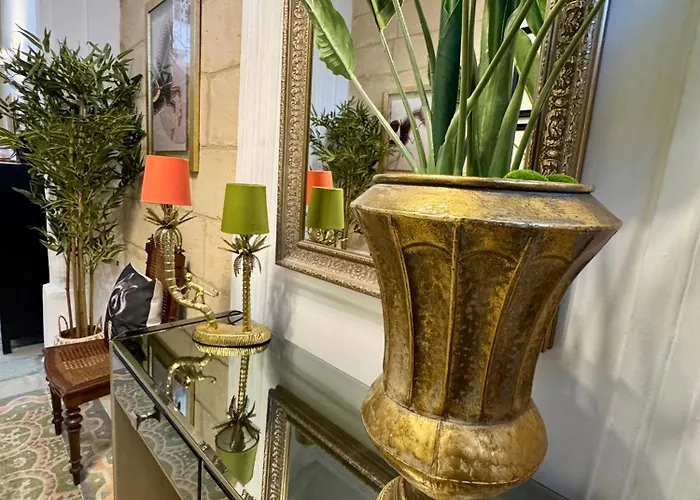 Stylish Boutique Duplex - Orange - 2 Double Bedrooms *