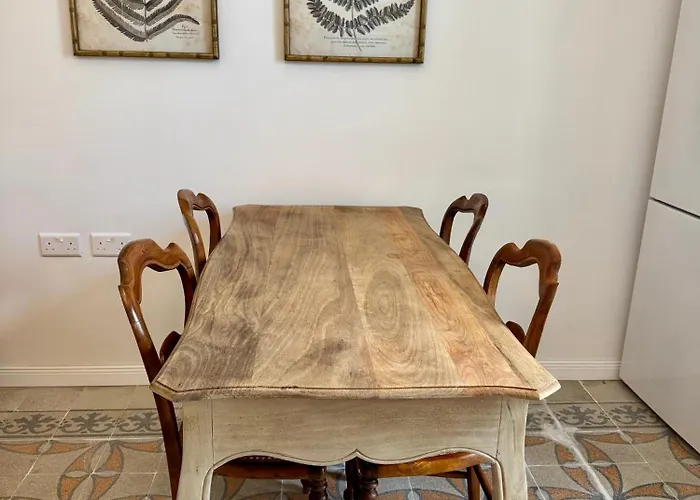 Stylish Boutique Duplex - Orange - 2 Double Bedrooms *