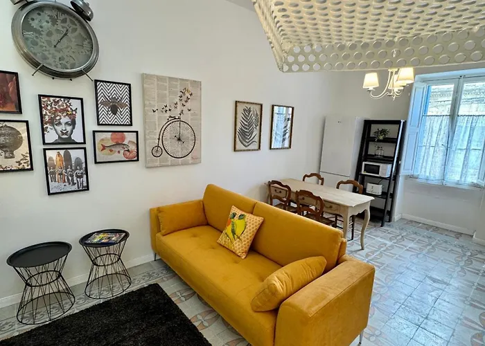 Stylish Boutique Duplex - Orange - 2 Double Bedrooms *