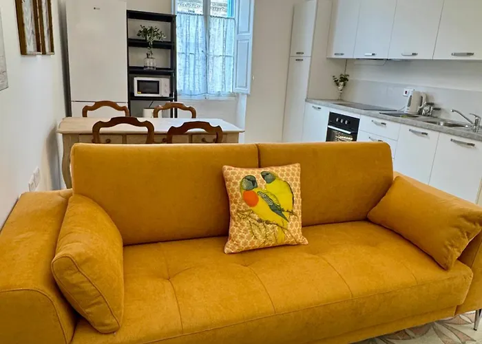 Stylish Boutique Duplex - Orange - 2 Double Bedrooms *