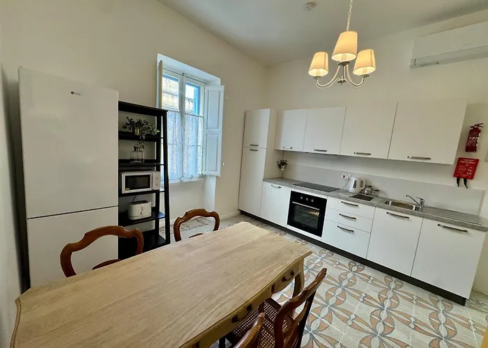 Stylish Boutique Duplex - Orange - 2 Double Bedrooms * Hamrun