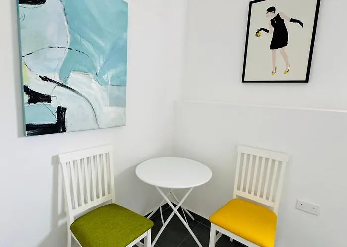 Stylish Boutique Duplex - Orange - 2 Double Bedrooms