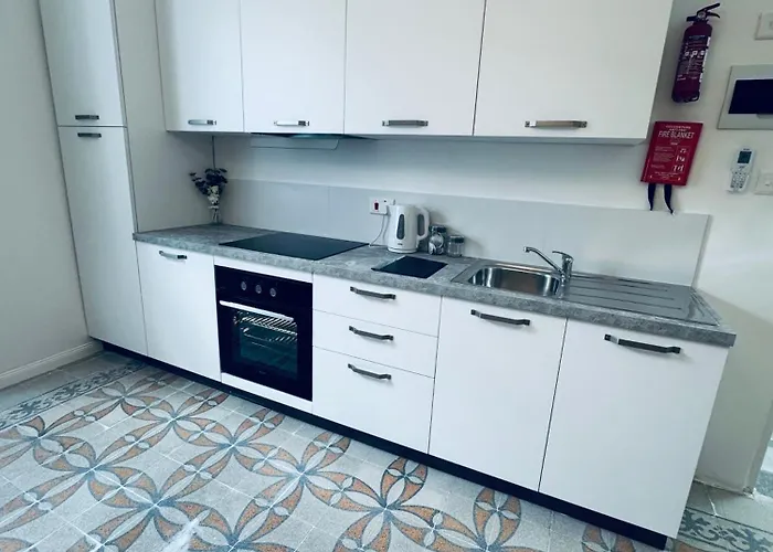 Stylish Boutique Duplex - Orange - 2 Double Bedrooms *